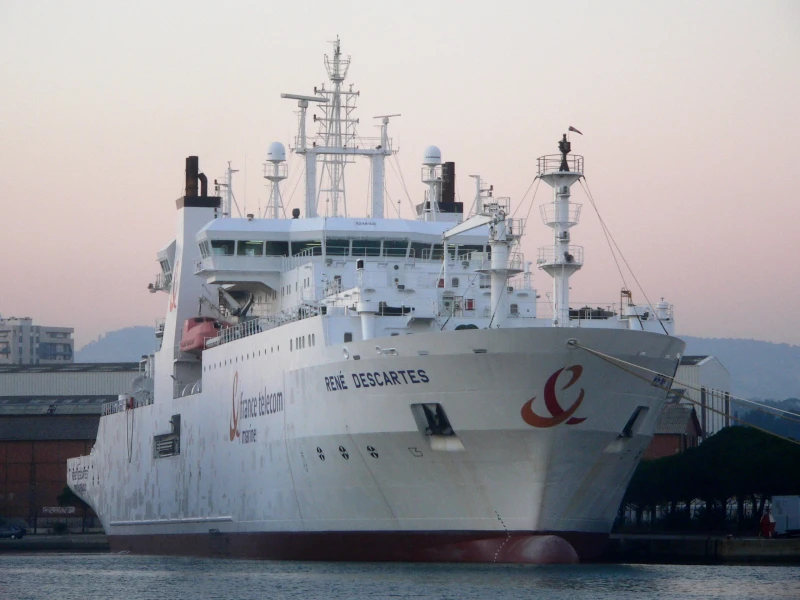 The cable ship René Descartes